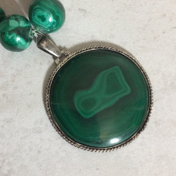 Emerald green beaded necklace with drop pendant - Picture 3 of 7